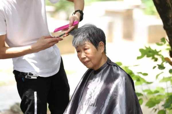 剪头发跟发型师怎么说（理发怎么给理发师说）