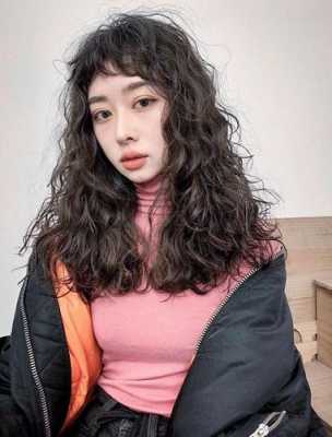 小孩卷发是什么原因（父母都不是卷发为什么后代会是卷的）