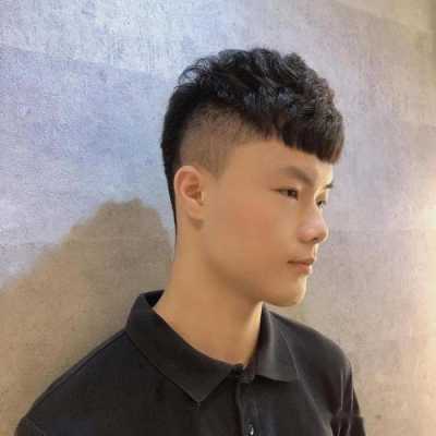 头发厚短发烫什么好看（头发厚短发烫什么好看男生）