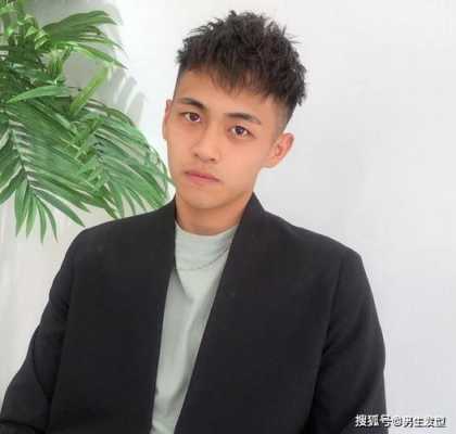 发际线很高适合什么发型,男生发际线高烫什么发型