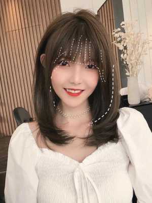 女人脖子短留什么发型（女人脖子短留什么发型好看）