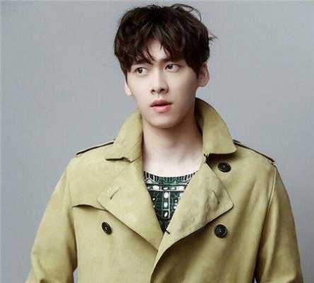 李易峰发型两边怎么弄（男生什么样的发型修饰脸型）
