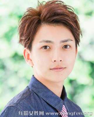 额头短适合什么发型男（额头短适合什么发型男生）