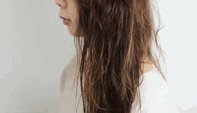头发卷在卷梳子里弄不出来怎么办（梳子卡在头发上下不来了怎么办）