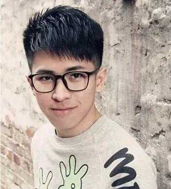 圆头适合什么发型男（圆头男生配什么眼镜好看）