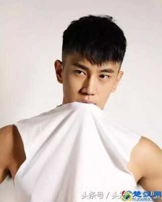 男士额头高剪什么发型（男生大脑门发际线高留什么发型）