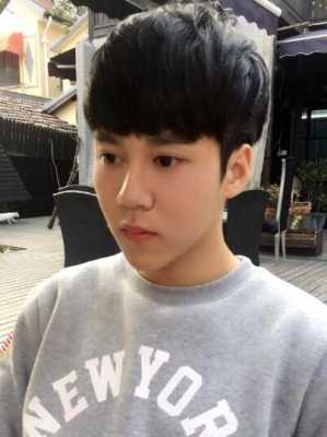 脸小适合什么发型男生（脸小适合什么发型男生图片）