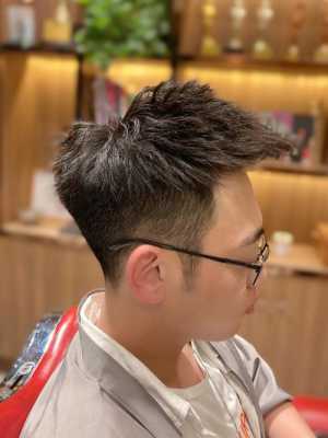男人戴眼镜剪什么发型（戴眼镜的男孩子适合什么样的发型）