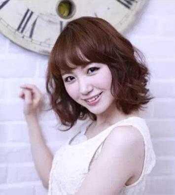 小发梳怎么戴好看,头小发少适合什么发型女50岁