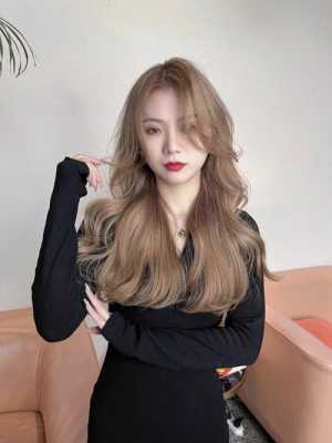 女生染发什么颜色显白（女生染发什么颜色显白显年轻）