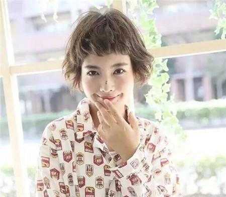 头发炸毛适合什么发型（头发很毛躁、很蓬松、自然卷，适合剪什么发型）