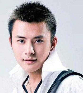 男的圆脸适合什么发型（脸圆的男生适合什么发型）
