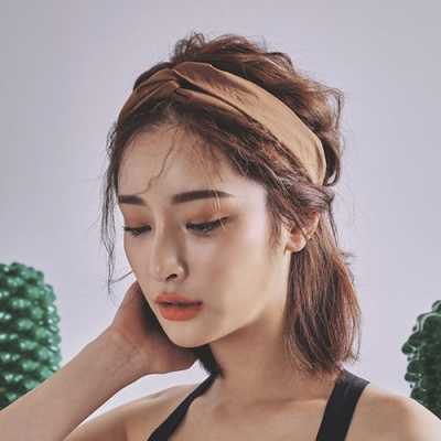 女生运动发带怎么戴,女生怎么带发带好看