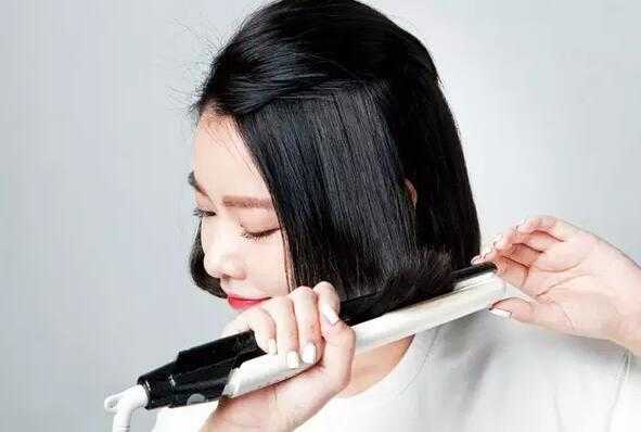 短发内扣怎么夹（短发卷发直板夹教程）