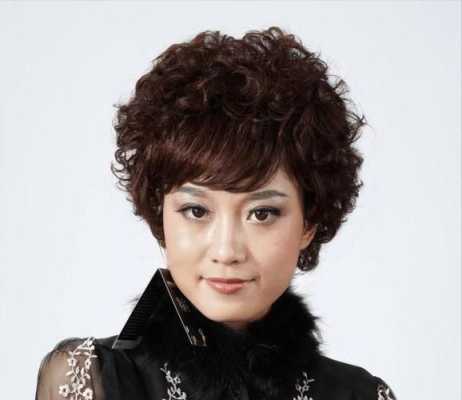 60岁女人什么发型时尚（60岁女人什么发型时尚要朋松）