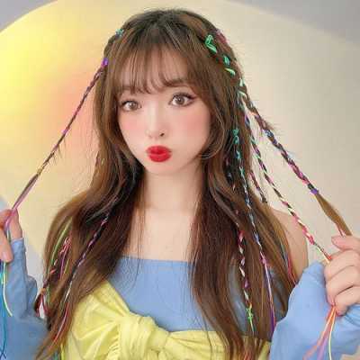 怎么接头发彩带（彩带怎么编头发）