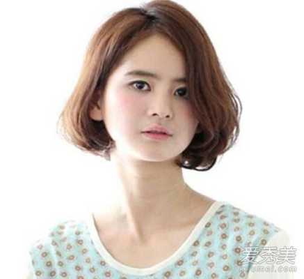 脸胖适合什么发型短发（脸大头发少的女生适合什么短发，最好有图片）