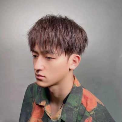 男生脸长下巴尖适合留什么发型,男生下巴长适合什么发型