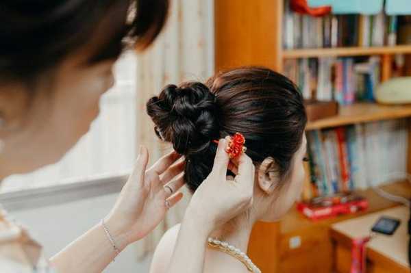 结婚梳头流程,新娘头怎么梳视频