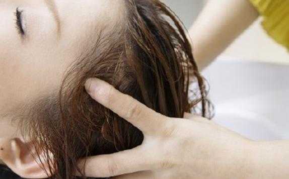白醋洗头的正确方法如下,怎么拿醋洗头发