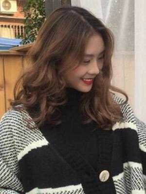 大方脸适合什么发型女（羊毛卷适合大方脸吗）