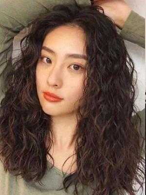 大方脸适合什么发型女（羊毛卷适合大方脸吗）