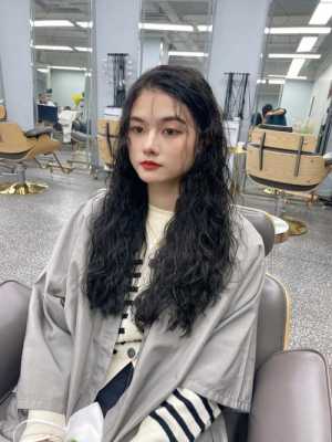 大方脸适合什么发型女（羊毛卷适合大方脸吗）