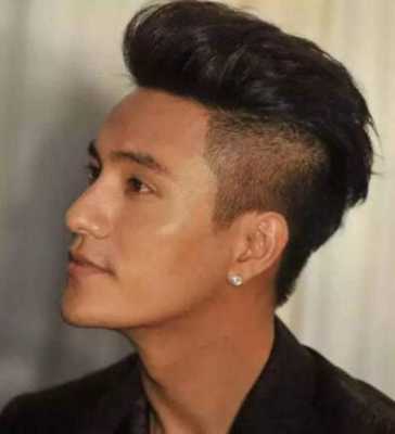 男生肤色黑留什么发型（男生肤色黑留什么发型好看）