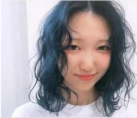 脸黑脸大适合什么发型（脸黑脸大适合什么发型女）