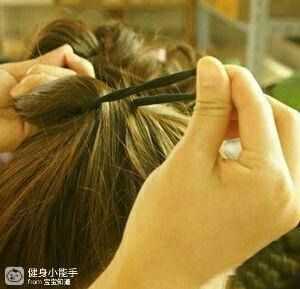 怎么用皮筋卷发（卷发专用皮筋手法）