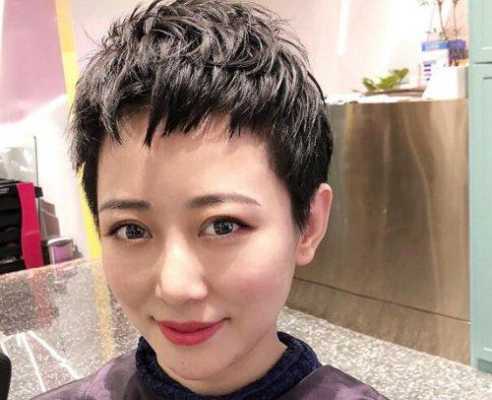 45岁留什么发型显年轻（45岁留什么发型显年轻短发）