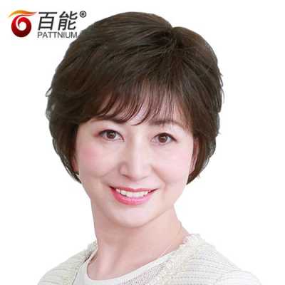 50岁的女人做什么发型（50岁满头白发女性留什么发型好看）
