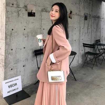 粉色百褶裙搭配什么上衣（粉色百褶裙搭配什么上衣好看）