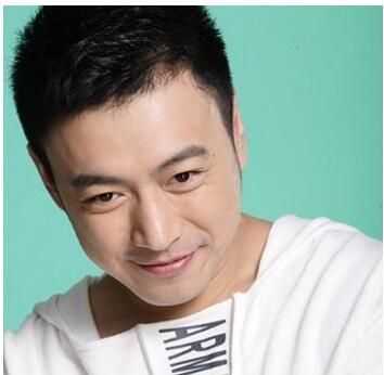 脸胖的人适合什么发型男（脸胖的男的就留什么发型）