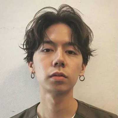 什么人适合剪中分男生（什么人适合剪中分男生发型）