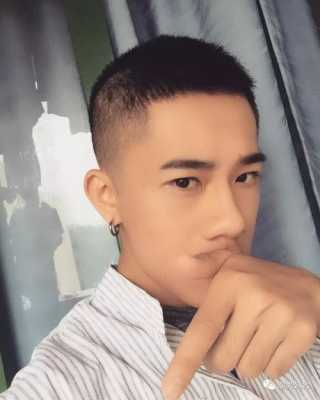 15岁初一男生理什么发型最最好看不烫不染,男孩子剪什么头好看?
