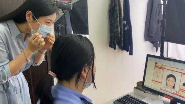穿大衣拍身份证适合什么发型,拍身份证适合什么发型女