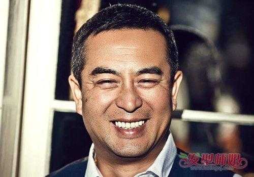 50岁到60岁男士适合什么发型?简单造型中年大叔一样魅力四射,梳什么头发好看又简单女生