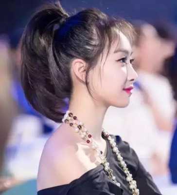 马尾辫配什么衣服好看（怎么扎马尾辫又高又好看）