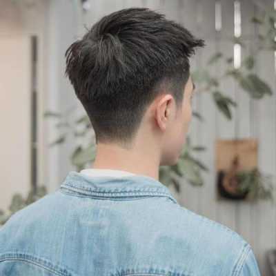 后面推光的发型叫什么（头发把两边剪了后面推上去这叫什么发型）