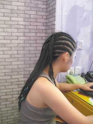 满头小辫子叫什么发型（满头小辫子叫什么发型女）