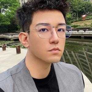 脸小男生戴什么镜框,