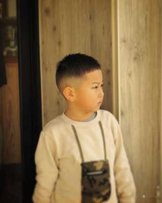 小男孩剪什么头发帅（12岁男孩剪个什么头发帅）