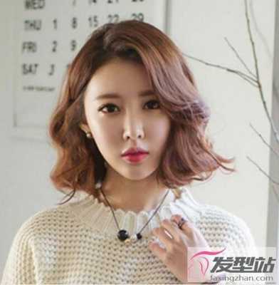 女发短发发型什么好看时髦热度依旧不减,什么短卷发发型显脸小女