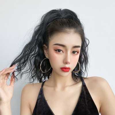 扎高马尾烫什么卷好看（浪板烫怎么扎好看）