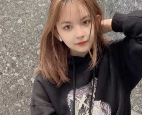 头发颜色发黄是什么原因（头发长着长着由黑变黄了）