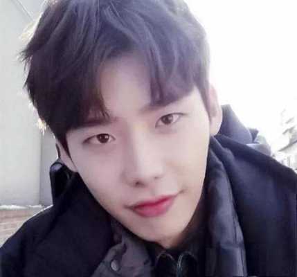 单眼皮塌鼻梁厚嘴唇适合什么发型,单眼皮适合什么发型男生