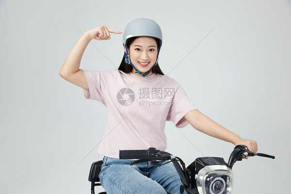 骑电动车戴头盔怎么扎头发,夏天带帽子怎么扎头发好看