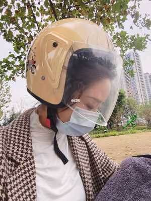 骑电动车戴头盔怎么扎头发,夏天带帽子怎么扎头发好看