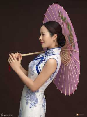 青花瓷旗袍配什么发型（青花瓷旗袍配什么发型好看）